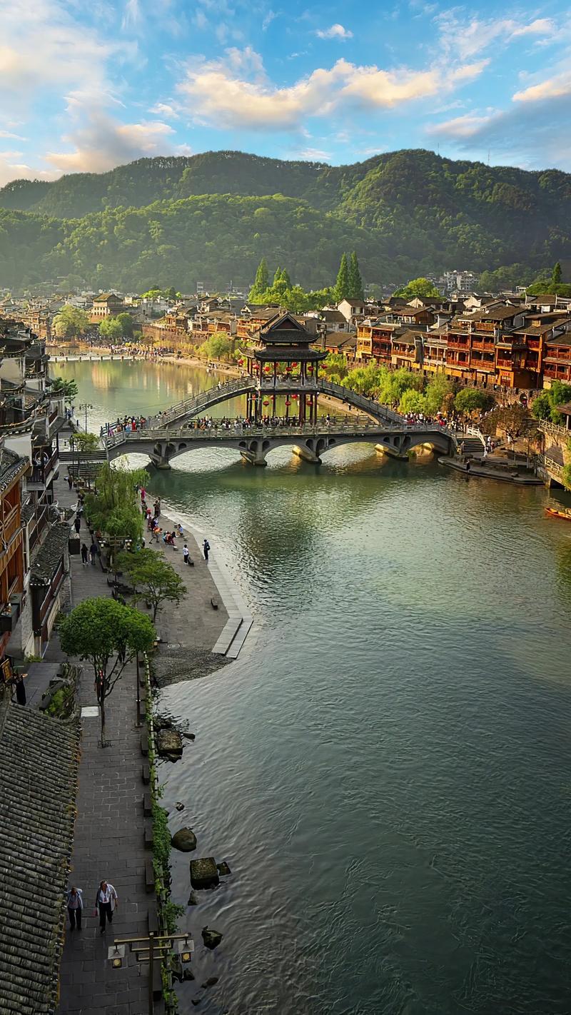 凤凰古城值得一去吗(凤凰古城好玩吗去过的说一下)-第1张图片-文史 凤凰古城值得一去吗(凤凰古城好玩吗去过的说一下)-第1张图片-文史