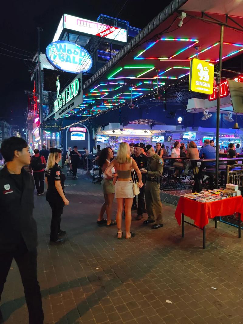 芭提雅六巷口咬流程,芭提雅六巷在哪里?-第1张图片-文史